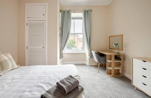 Dundee Apartment | Modern and Stylish 1-Bed Apartment in Dundee City Centre - Perfect for Short or Long Stays & Contractors