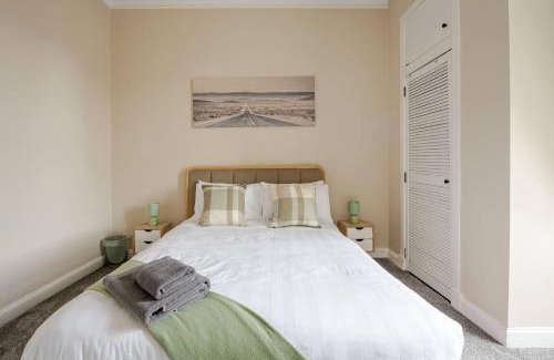 Dundee Apartment | Modern and Stylish 1-Bed Apartment in Dundee City Centre - Perfect for Short or Long Stays & Contractors