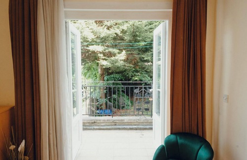 Stroud Green Apartment | Modern Apartment, 3 Bedroom, Sleeps 8, Near Ally Pally, Balcony & Workspace