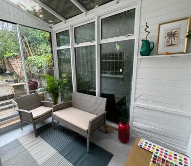 Junction Apartment | Modern Apartment 5 min to Stations