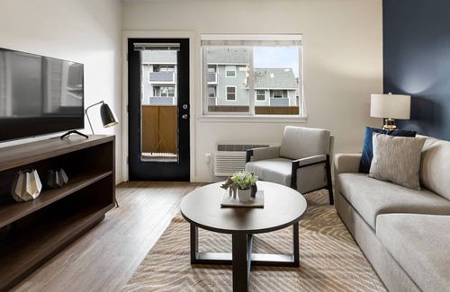 Vancouver Apartment | Modern Apartment in Prime Location (ID1779X58)