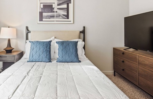 Vancouver Apartment | Modern Apartment in Prime Location (ID7029X00)