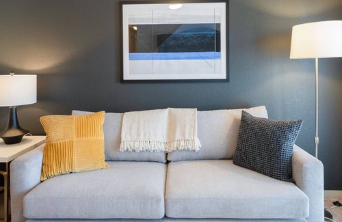 Shannon Apartment | Modern Apartment in Prime Location (ID2727X65)