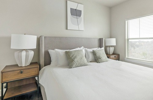 Richmond Apartment | Modern Apartment in Prime Location (ID1272X140)