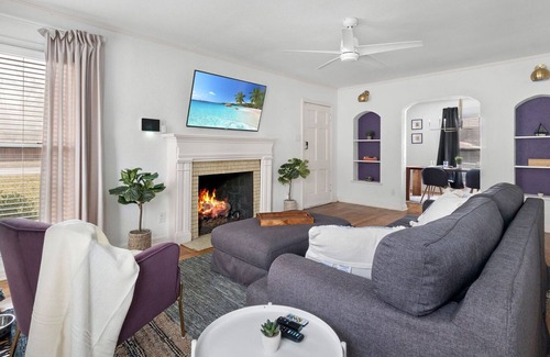 Oak Cliff Apartment | Modern Apartment in Prime Location (ID1204X623)