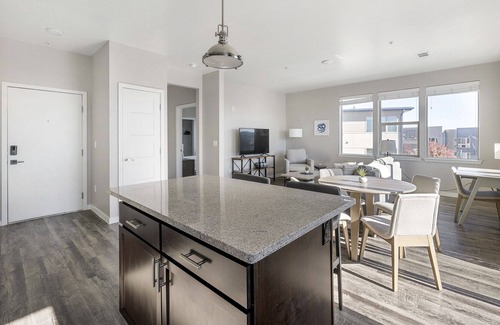 Louisville Apartment | Modern Apartment in Prime Location (ID5169X02)