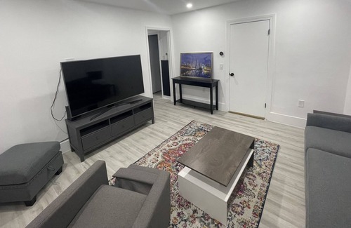 Worcester House | Modern apartment in Worcester w/ all amenities. 5 minutes away from White City.
