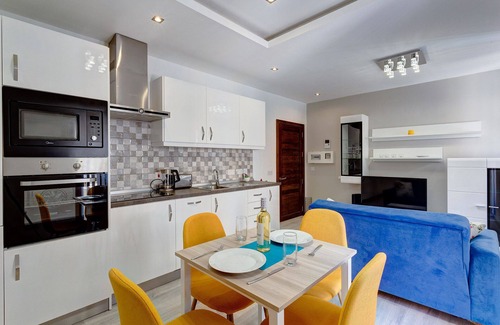 Tower Road Apartment | Modern Apartment Just off the Promenade