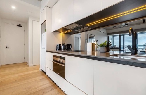 Cremorne Apartment | Modern Apartment near Vibrant Swan Street