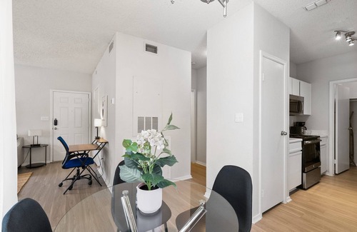 Milwood Apartment | Modern Apartment near the Domain w/King Bed