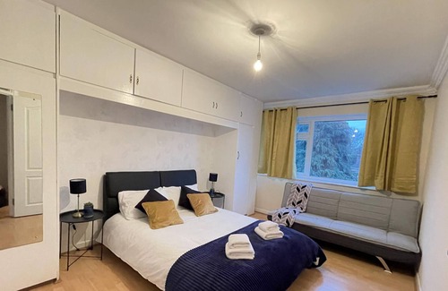 Barnet Apartment | Modern Apartment Private Bathroom
