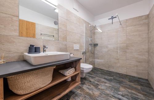 Schonbach Apartment | Modern Apartment with Panoramic View