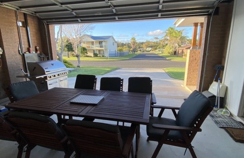 Maloneys Beach House | Modern Beach House Retreat - 3 min walk to beach!