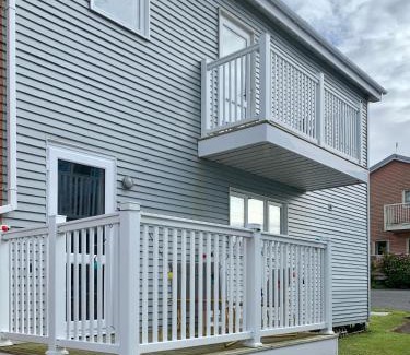 Pembroke House | Modern Beach House 3 bed, 3 bath - Balcony sea view