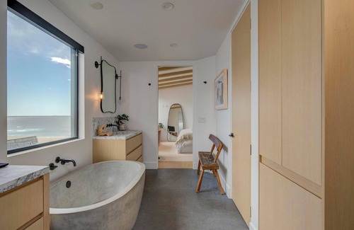 Gas Lamp Section Condo | Modern Beachfront Oasis in Manhattan Beach – Luxury, Comfort, and Style