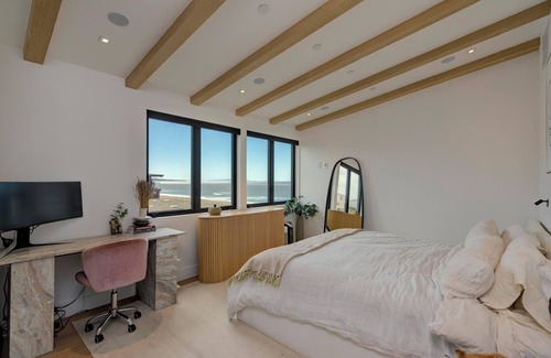 Gas Lamp Section Condo | Modern Beachfront Oasis in Manhattan Beach – Luxury, Comfort, and Style
