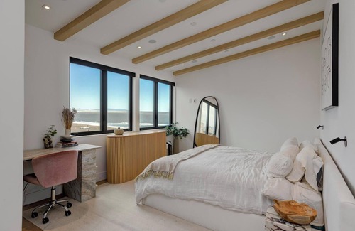 Gas Lamp Section Condo | Modern Beachfront Oasis in Manhattan Beach – Luxury, Comfort, and Style