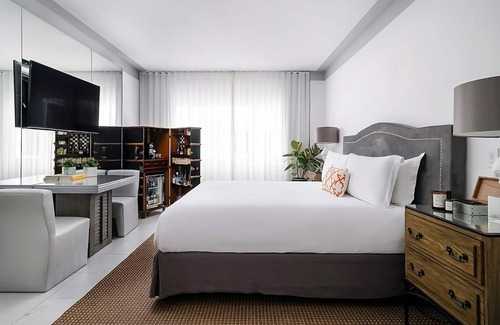 City Center Resort | Modern Beachfront Escape in Miami! Outdoor Swimming Pool, Pet-friendly Property!