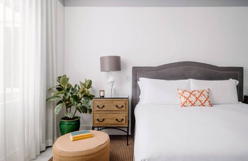 City Center Resort | Modern Beachfront Escape in Miami! Outdoor Swimming Pool, Pet-friendly Property!
