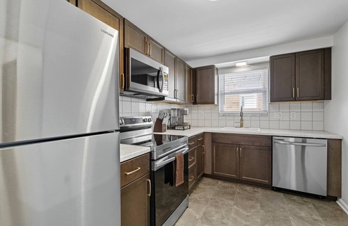 Bellevue Apartment | Modern Bellevue Retreat – Near Stadiums & Downtown