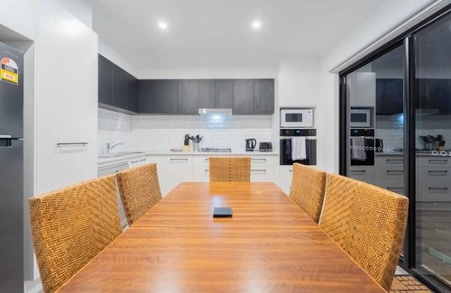 Bendigo House | Modern Bendigo Haven Near Hospital: Comfort & WiFi