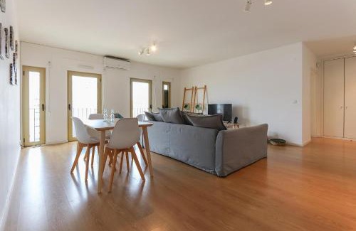 Falca Apartment | Modern & Bright Avenidas Novas by Homing