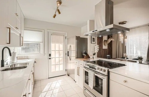 Garden Hills House | Modern Buckhead Duplex 3Br 1Ba - Walk Everywhere! Pet-Friendly