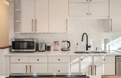 Garden Hills House | Modern Buckhead Duplex 3Br 1Ba - Walk Everywhere! Pet-Friendly