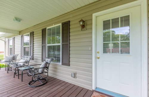 Thomasville House | Modern build w/grill and front porch | 12 mi. to HPU | Pack n' Play