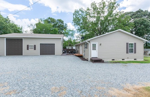 Thomasville House | Modern build w/grill and front porch | 12 mi. to HPU | Pack n' Play
