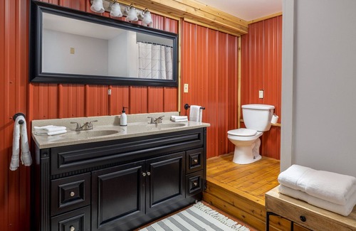 Town of Clermont Cabin | Modern Cabin/4-bedroom with Hot Tub in Germantown