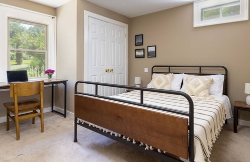 Town of Clermont Cabin | Modern Cabin/4-bedroom with Hot Tub in Germantown
