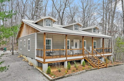 Maryville Cabin | Modern cabin 4 min from Smoky Mountains, Lake in the Sky access 3 BR 2 bath