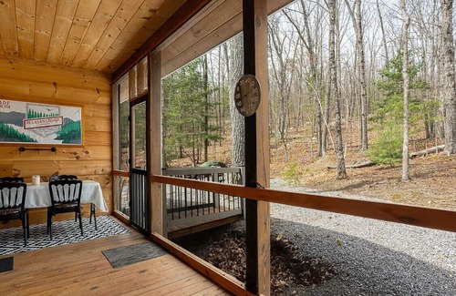 Maryville Cabin | Modern cabin 4 min from Smoky Mountains, Lake in the Sky access 3 BR 2 bath