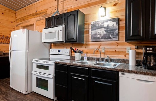 Broken Bow House | Modern Cabin in Broken Bow w Hot Tub Firepit