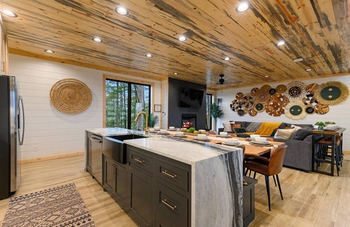 Broken Bow Cabin | Modern Cabin/Mountain Escape/Breathtaking Lake Views/Sleeps 15 Pet Friendly