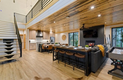 Broken Bow Cabin | Modern Cabin/Mountain Escape/Breathtaking Lake Views/Sleeps 15 Pet Friendly
