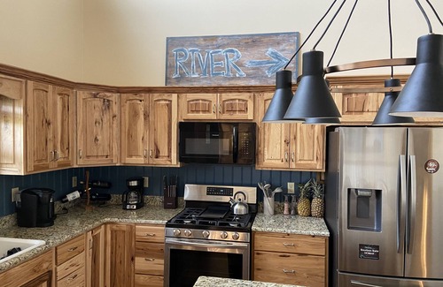 Burkesville Cabin | Modern Cabin on trophy section of Cumberland River-Minutes to Dale Hollow