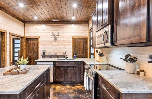 Pickens Cabin | Modern Cabin with Hot Tub & Fire Pit
