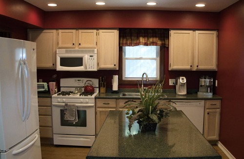 Prudenville Cottage | Modern Cabin with lake VIEWS: Unwind Up North!