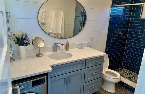 Artondale Apartment | Modern Casita on Waterfront