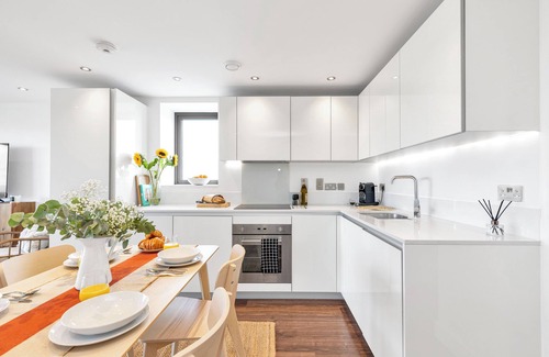 East Walworth Apartment | Modern Central Luxe Apt with Balcony and Views/10 mins from Tower Bridge!