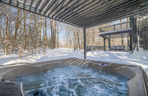 Tobyhanna Ski Chalet | Modern chalet for 8 people with Fireplace, Hot Tub and nearby Skiing