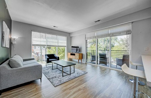 Fountain Square Apartment | Modern Chic 2 BR w Free Garage Parking by Stay Gia