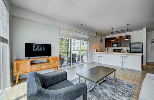 Fountain Square Apartment | Modern Chic 2 BR w Free Garage Parking by Stay Gia