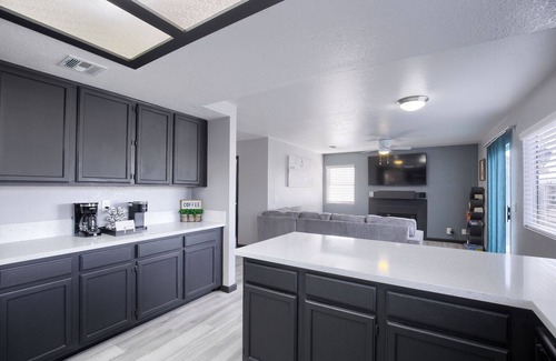 Green Valley North House | 🌴🌞❤️Modern Chic House w/SwimSpa♨️4br 3ba, 5⭐location 10min➡️Strip, 5min to 🛬