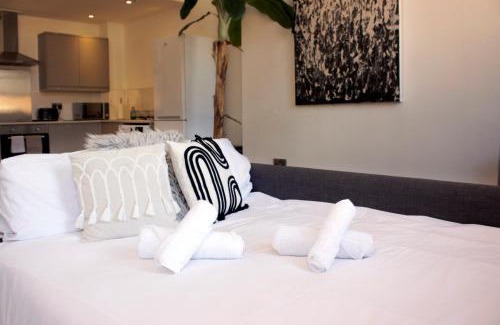 Leicester City Centre Apartment | Modern City Centre Apartment - Sleeps 4 - ideal for families, couples & professionals