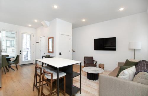 Knoxville Apartment | Modern Cityscape Downtown Knoxville