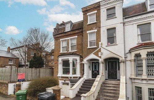 Stockwell Apartment | Modern Clapham Retreat with Private Garden