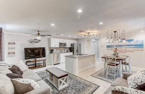 South Bradenton Condo | Modern Coastal 2/2 condo w/pool 6 mins to IMG